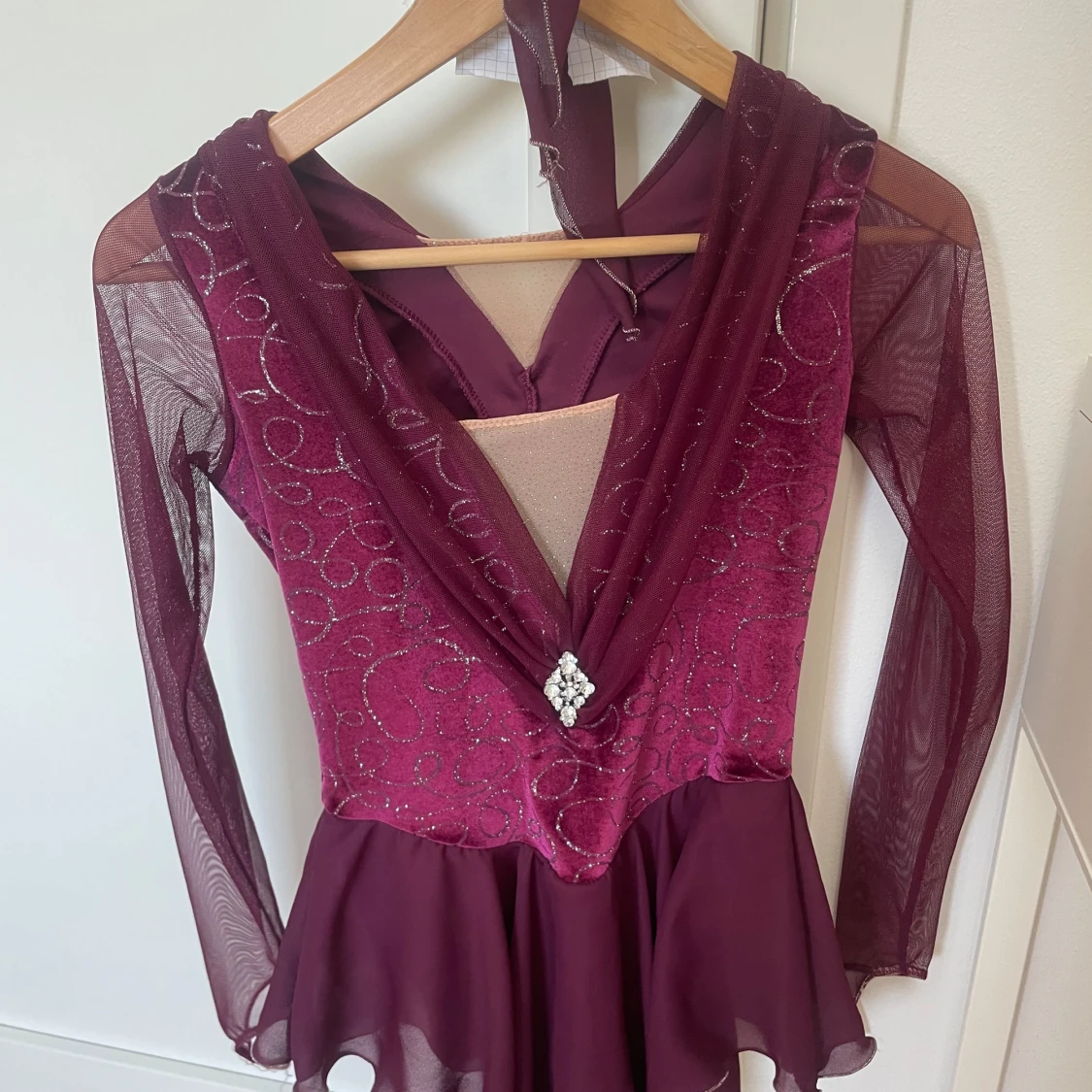 Vinröd glittrig konståkningsklänning med mesh - 1