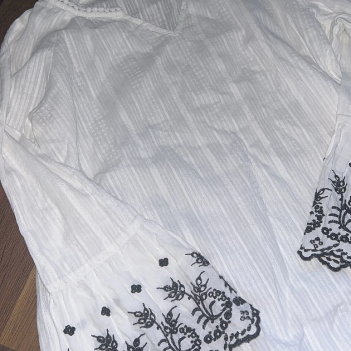 Vit blus med broderade ärmar från LTB