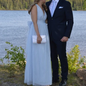 Blå balklänning med rosett baktill - Säljer denna superfina balklänning i tyll💫 har en rosett på ryggen som går att justera