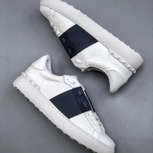 Valentino Garavani Open sneakers  - Säljer just nu dessa feta valentino opens. De är storlek 43 passar 42. Box o dustbag m.m medföljer. Vid frågor är det bara ställa!