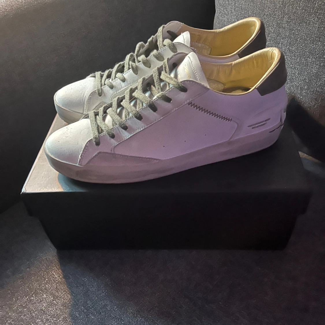 Vita sneakers från Crime London,