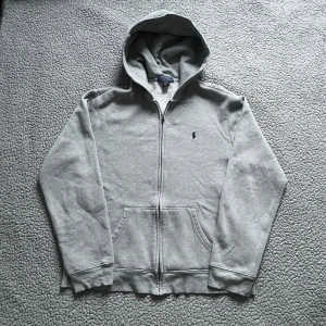 Grå hoodie från Polo Ralph Lauren - Snygg grå hoodie från Polo Ralph Lauren👕 mycket bra skick, inga fläckar eller liknande✅ postar fort efter att du har beställt📦 (nypriset= ca 2000kr)