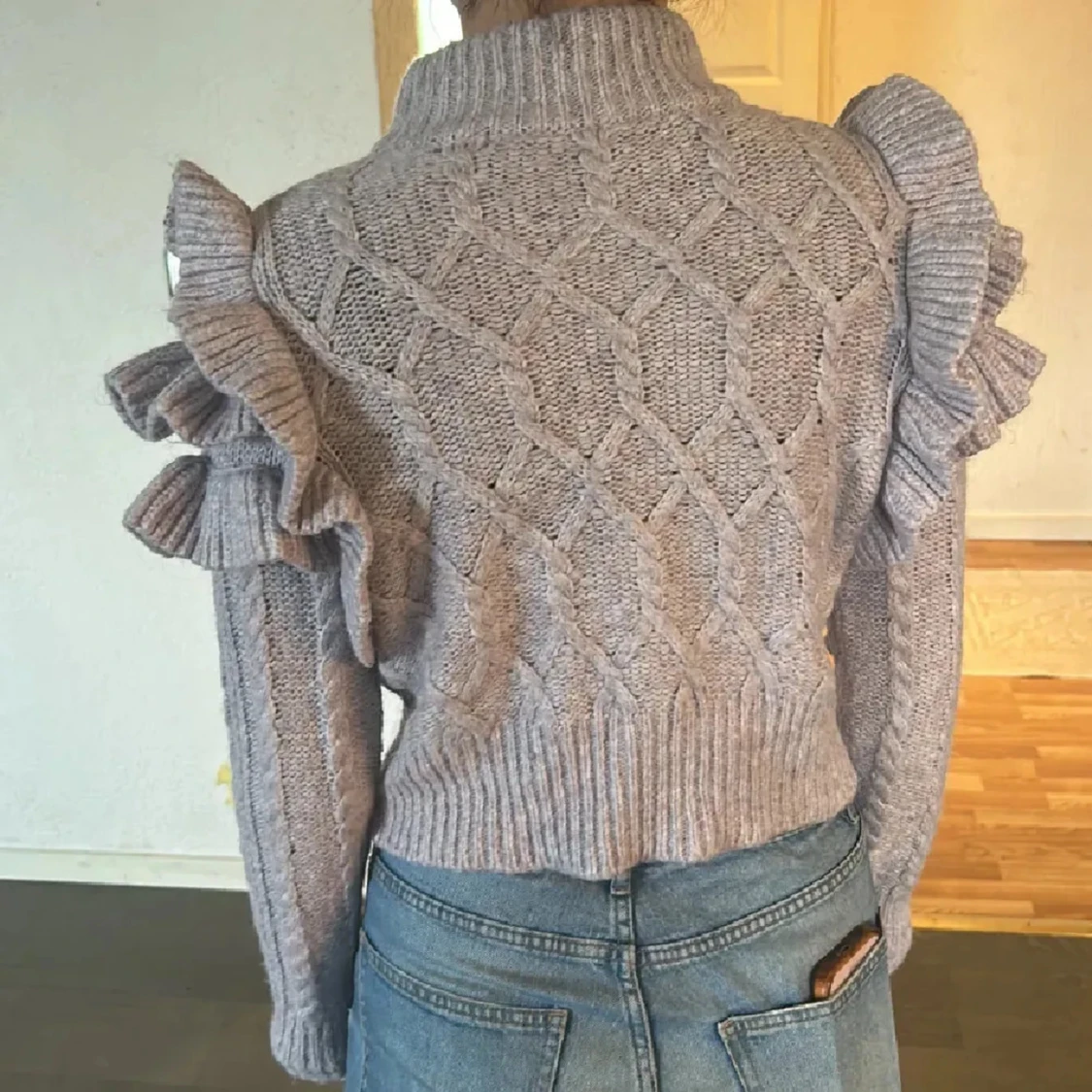 Lila stickad volangtröja med polokrage - 4