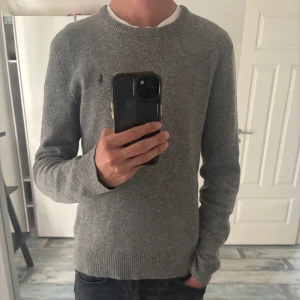 Ralph Lauren Ulltröja - Säljer en grå ulltröja från Ralph Lauren i väldigt bra skick. Perfekt nu till höst och vinter. Nypris runt 2499kr.  Hör av er vid frågor!
