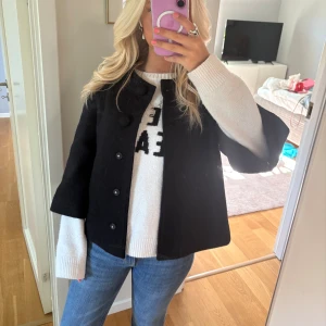Trekvartsärmad kappa - Så fin kappa med trekvartsärm🤩 perfekt till hösten. Uppskattar storleken till S