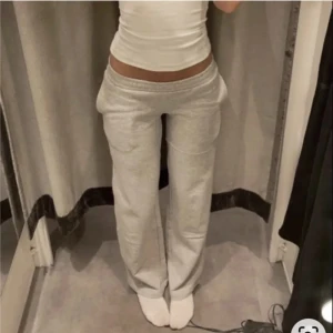 Mjukis byxor - Jättefina mjukisbyxor lowwaist från bik bok inte mycket använda alls säljer då de inte kommer till användning💕Lånad bild😊