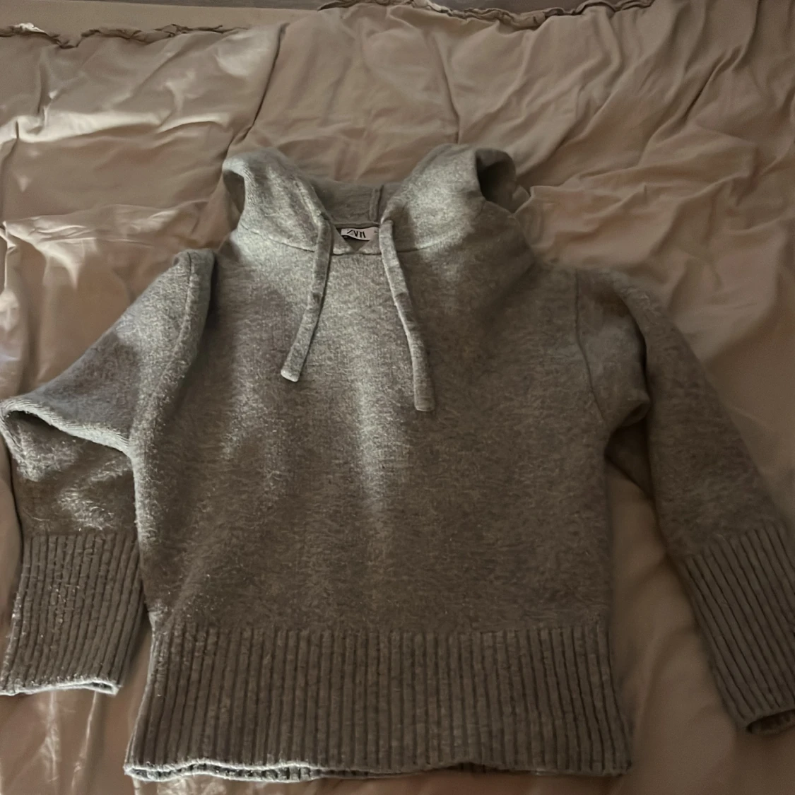 Grå stickad hoodie från Zara  - 2