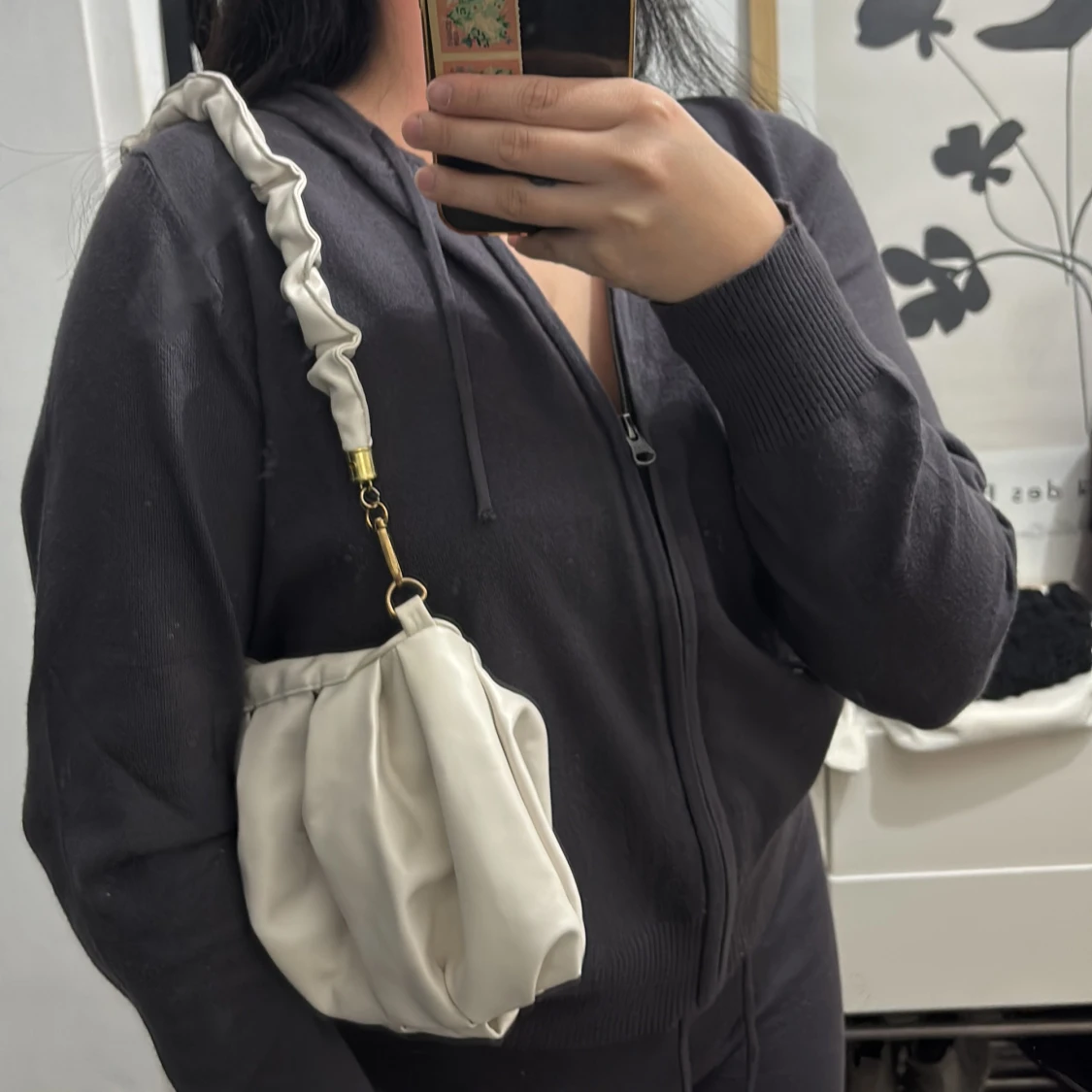 Vit axelväska med rynkad rem - 1