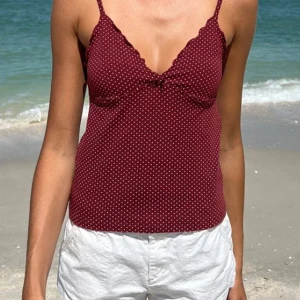 Vinröd polkadot linne Brandy Melville - Supersöt vinröd linnetopp från Brandy Melville i nyskick som inte passar som jag hade önskat! 