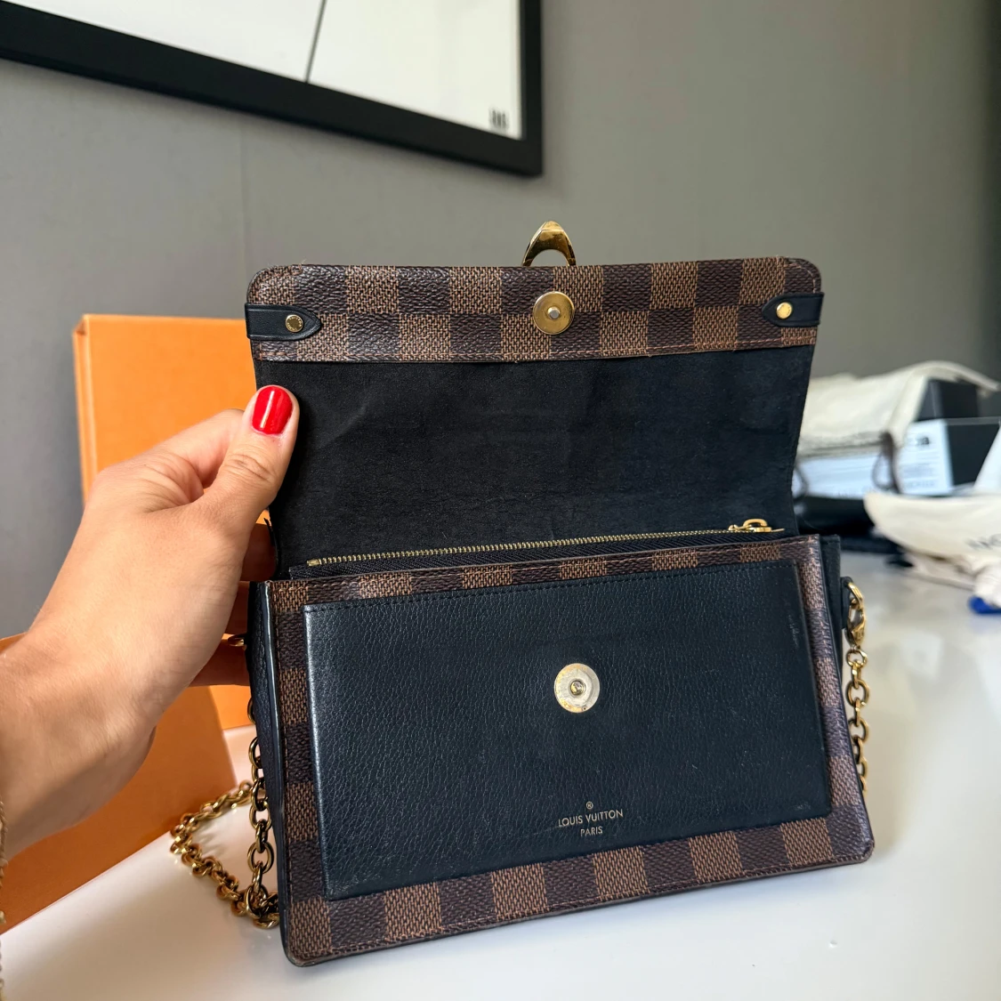 Louis Vuitton rutig axelväska i skinn - 2