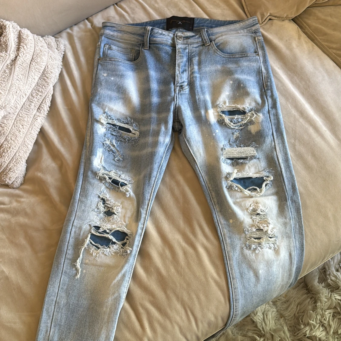 Ljusblå ripped jeans