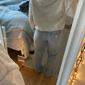 Abrand straight low jeans - Säljer mina jätte snygga Abrand jeans. Säljer för att de inte kommer till användning. Nypris 1000kr