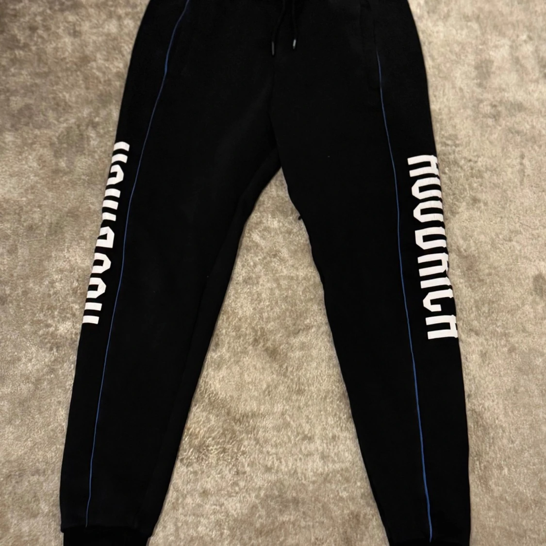 Svart hoodie och byxor från Hoodrich - 2