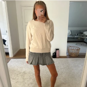 Sweatshirt Acne Studios - INTRESSEKOLL!! Beige superskön sweatshirt från Acne (inte mina bilder, men det är bara att fråga om det önskas). Ser inga defekter på den! Nypris 2000kr. 
