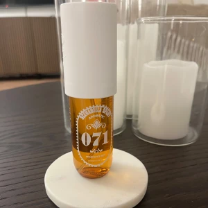 Scenabella 071  Parfym - Upptäck Scenabella 071, en parfym med noter av vanilj, rostad nöt, solkysst kokos och tonkaböna. Perfekt för dig som älskar en söt och varm doft. Cruelty-free och av hög kvalitet. Luktar som originalet😋😋😋😋