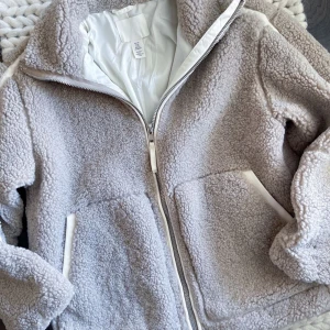 Teddyjacka från H&M - Supertrendig jacka från H&M i väldigt fint skick! 