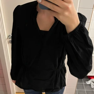 Svart blus med v ringning - Säljer snygg svart blus med v ringning och resårband i midjan från Esprit. Använt ett fåtal gånger utan fläckar! Storlek XS men funkar som S. 