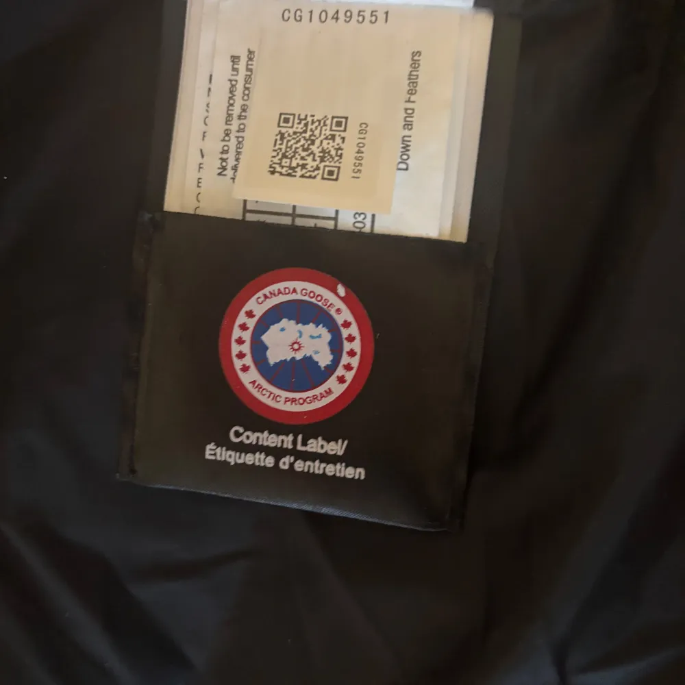Säljer en stilren grå dunväst från Canada Goose. Västen har en dragkedja och knappar framtill samt två praktiska fickor. Perfekt för kyligare dagar. Tar emot byten också. Såklart äkta. Takit.
