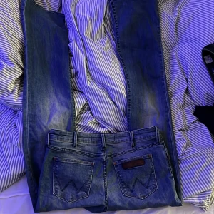 Blå jeansbyxor - Blåa bootcut jeans med ganska låg midja. Skriv för fler bilder, pris kan diskuteras 