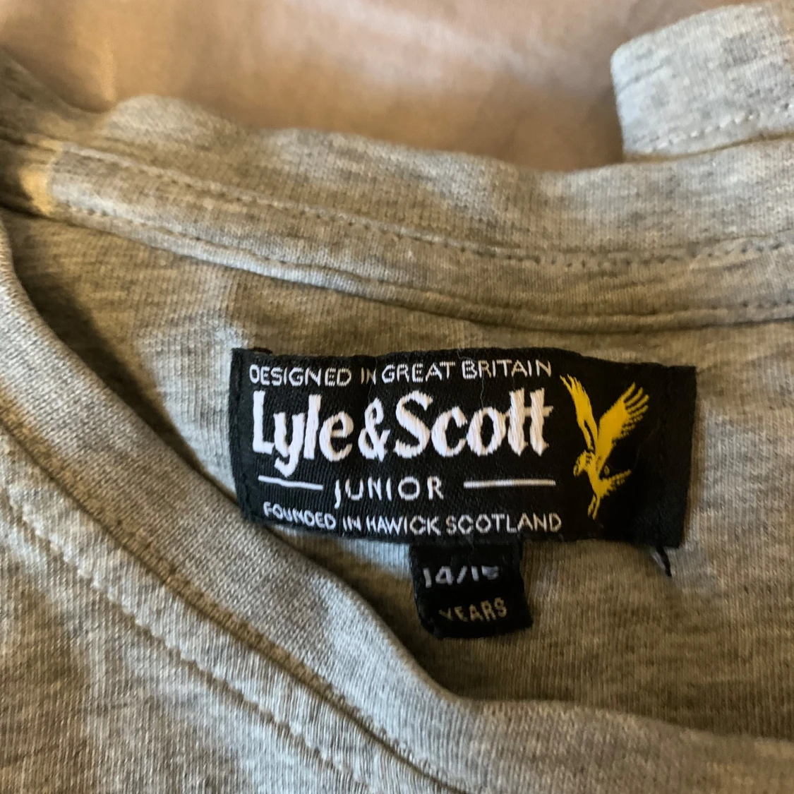 Grå t-shirt från Lyle & Scott - 2