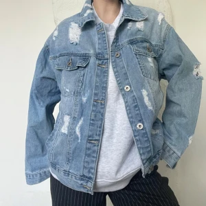 Jeansjacka - En cool jeansjacka med slitningar, använd en gång!