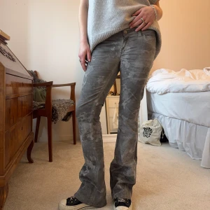 Lågmidjade bootcut jeans - Så coola bootcut jeans med unik färg😍😍💓 37cm i midjan & 79cm i innersöm