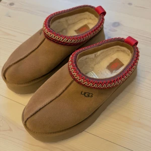 UGG tazz - Superfina UGG tazz som tyvärr inte kommer till användning. Endast använda en gång pga köpte fel storlek och är därför som nyskick! Perfekta nu till våren 💞 