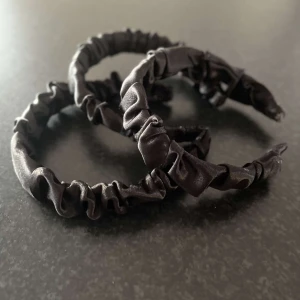 Svarta satin diadem - Säljer tre eleganta handgjorda svarta diadem i satin. De har en rynkad design som ger en stilren och modern look. Perfekta för att ge en extra touch till din outfit.