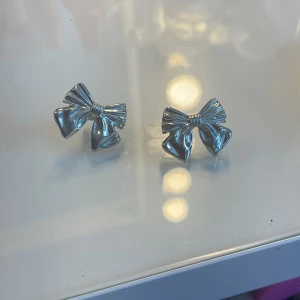 Silverfärgade rosettörhängen - Super fina örhängen från ur&pen,aldrig använda,skickar i orginalförpackning, nypris 60💗
