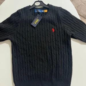 Svart stickad tröja från Ralph Lauren - Säljer en tröja från polo Ralph lauren har inte använt den bara provat den på  