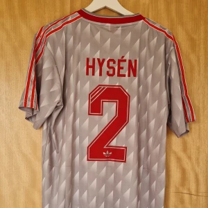 Glenn Hysén fotbollströja Liverpool 89-91 - Glenn Hysén Liverpool repIika fotbollströja 89-91. Helt ny med tag. Storlek: Medium