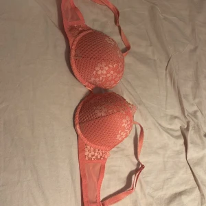 Rosa spets-bh - Säljer en söt rosa bh med spetsdetaljer. Den har justerbara axelband och en mjuk kupa för extra komfort. Perfekt för att känna sig både bekväm och fin. Och köptes av mamma men va för stor på mig så den är oanvänd 