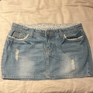 lågmidjad kjol med spets  - jättefin!! midjemått 40cm tvärs över 💘