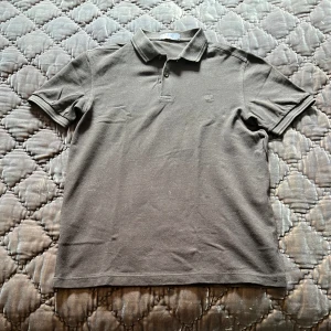 Fred Perry piké  - Riktigt fet Perry piké. Den är mörkare än på bilderna.