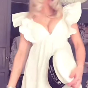 Klänning - Säljer denna jättefina klänning jag nyss köpte på Plick men inte passade. Helt ny inte använd! Nypris 1800💗💗Pris kan diskuteras