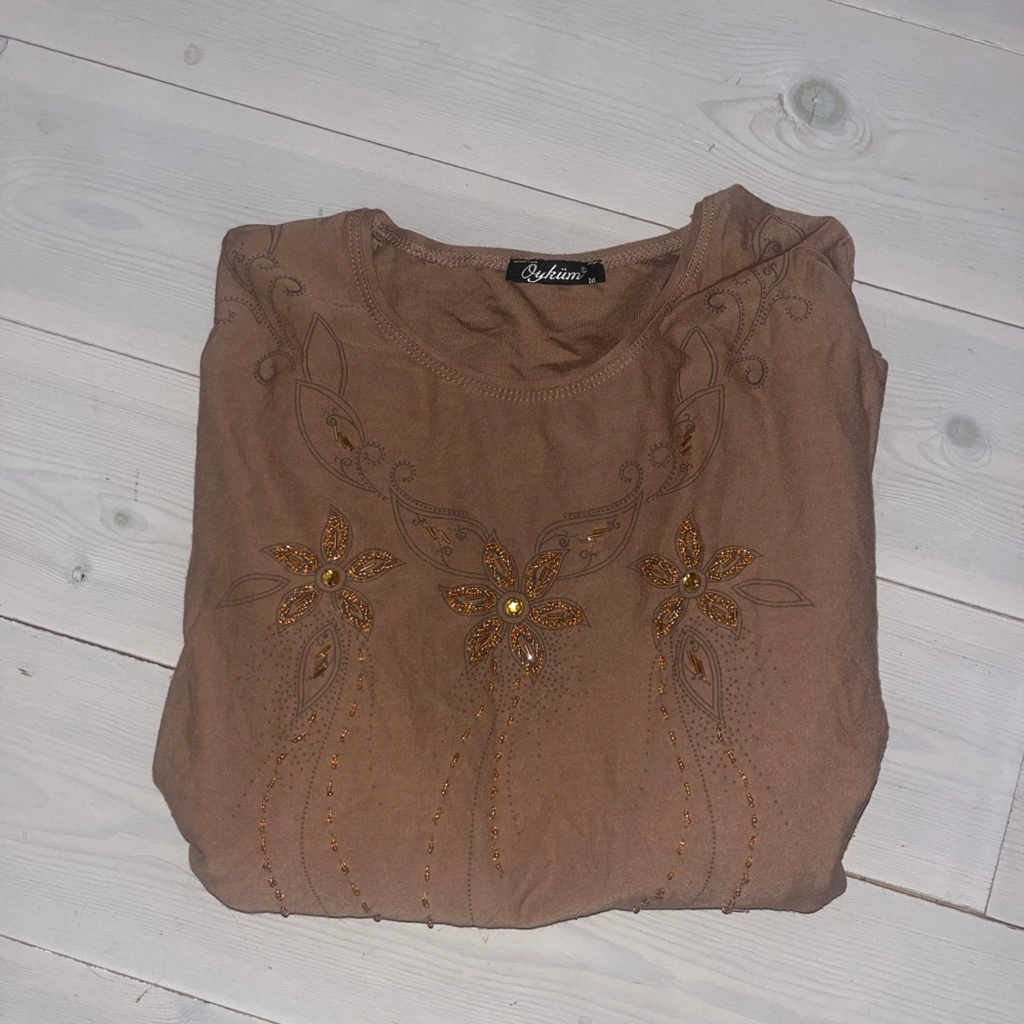 Brun topp med pärlbroderier