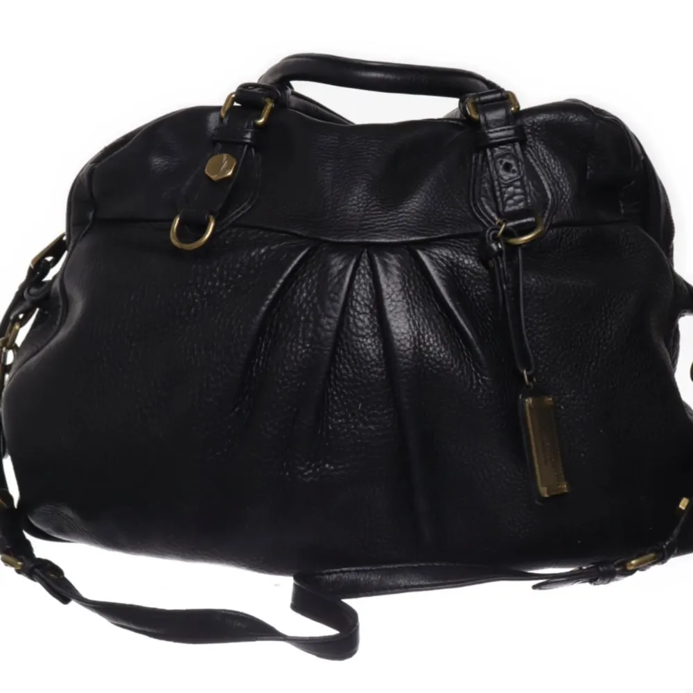 Snygg svart väska i skinn med guldfärgade detaljer och dragkedja. Väskan är från Marc Jacobs💓💓. Laukut & Käsilaukut.