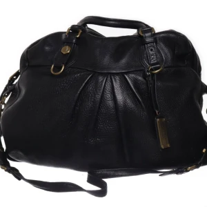 Svart handväska från Marc Jacobs - Snygg svart väska i skinn med guldfärgade detaljer och dragkedja. Väskan är från Marc Jacobs💓💓