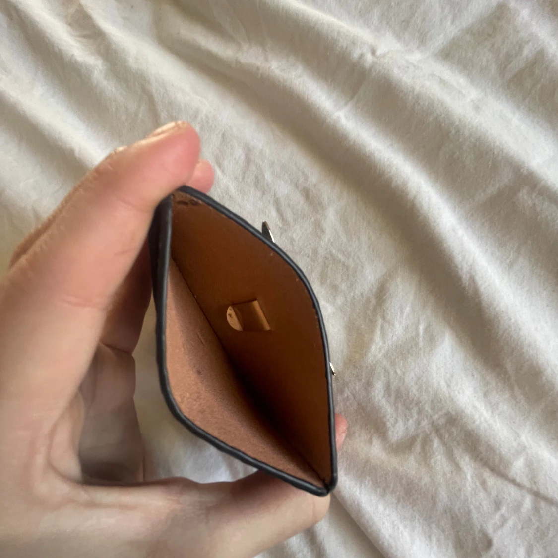 Svart plånbok med fjärilsdetalj - 2