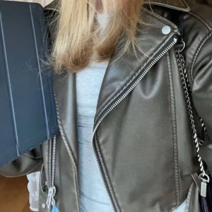  skinnjacka från Zara - Snygg mörkgrön skinnjacka från Zara med dragkedja och bälte. Köpte den 2023 och endast använt den typ 3 gånger, den är därför i nyskick. Jätte fin men inte riktigt min stil💕