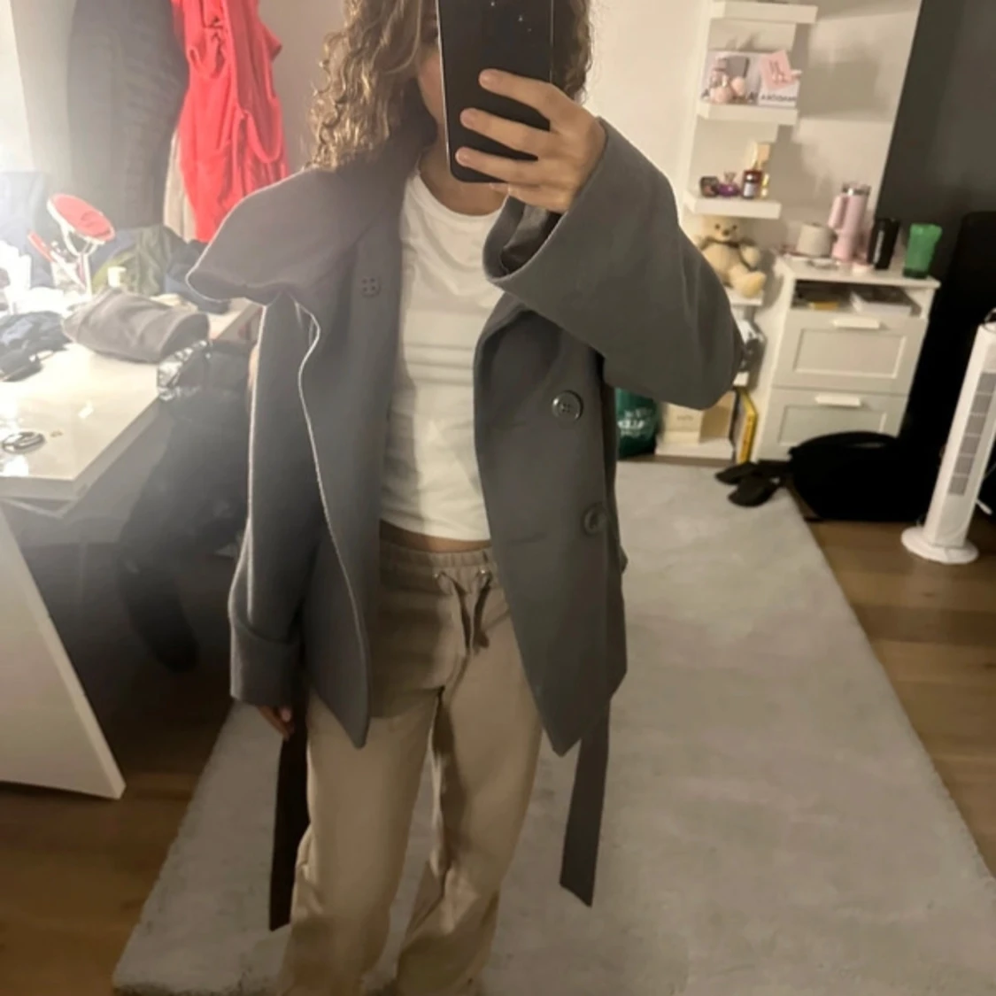 Grå kappa med bälte