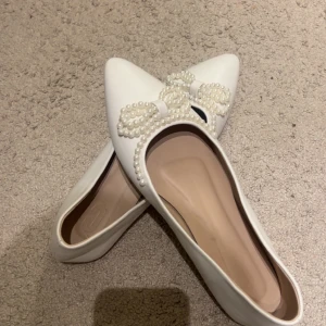 Vita ballerinaskor med pärldetaljer - SÅ fina ballerinaskor, säljer enbart då jag inte får användning av de. Storlek US 11 , alltså 41💕