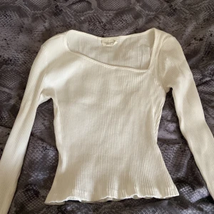 Vit ribbad topp, Gina tricot  - En vit ribbad tröja från Gina tricot, väldigt bra skick 💕