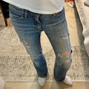 Wrangler jeans - Säljer snyggaste vintage wrangler jeansen! Supercoola och perfekta nu till våren! Passar perfekt i längden på mig som är 170cm 💝lågmidjade och bootcut!