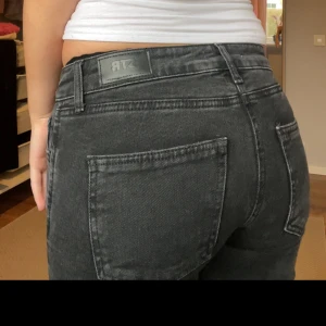 Svarta jeansbyxor från stravadius - Pösigare skinny jeans ifrån stravadius🩷 super snygga, knappt använda🩷