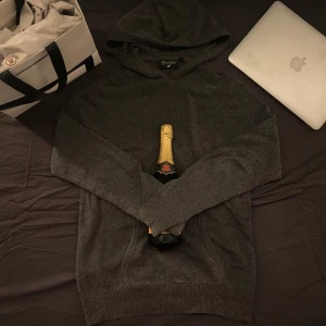 Kashmir/Silk hoodie - Säljer en stilren och bekväm mörkgrå kashmir/silk hoodie från Royal Class Collection. Tröjan är tillverkad i mjuk kashmir och silk och har en klassisk huva. Perfekt för kyliga dagar. Köpt i tyskland för 2400. Hör av dig vid intresse!