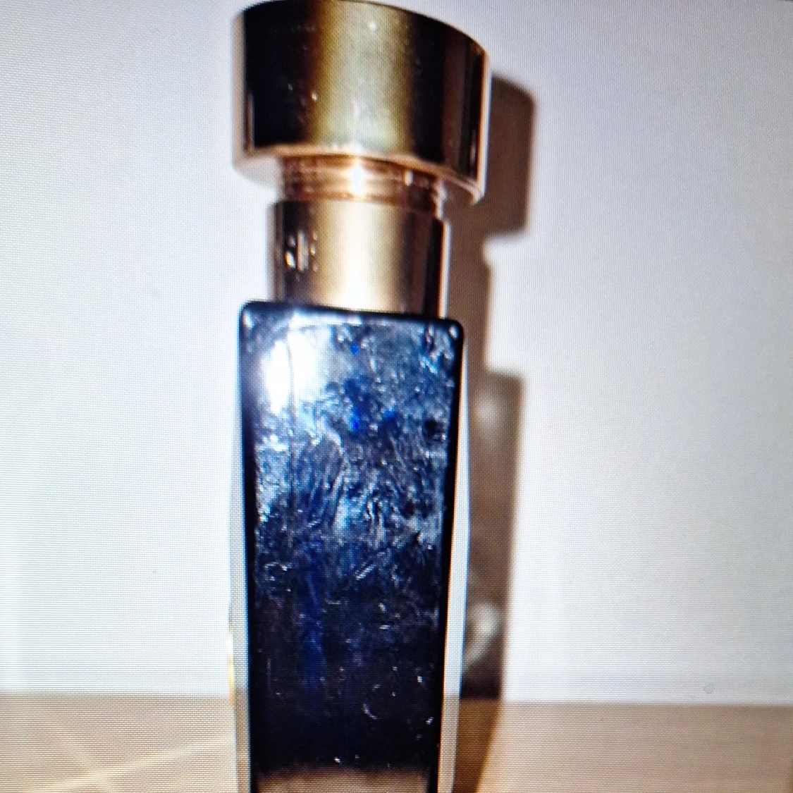 Blå parfymflaska med guldfärgat lock - 1