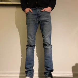 Blå slim jeans - Snygga blå slim straight jeans från Jack & Jones med klassisk design. De har en bekväm passform och är perfekta för en stilren look. Midjan är w29 och längden är 32, vilket ger en bra passform för många. De är lite slitna men funkar. 6/10 
