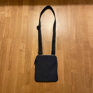 Hugo Boss Axelväska - Slutsåld och sällsynt - Hugo boss Axelväska i mörkblå färg, väskan är använd under fåtal gånger. Skriv vid minsta fundering!