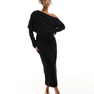 Svart offshoulder klänning - Svart klänning med offshoulder-design och lång ärm. Bilderna är från ASOS, den är ny aldrig använd. Köpt för 640 kr 🌸 Säljer för den passade inte mig och möjligheten för return inte längre va möjlig